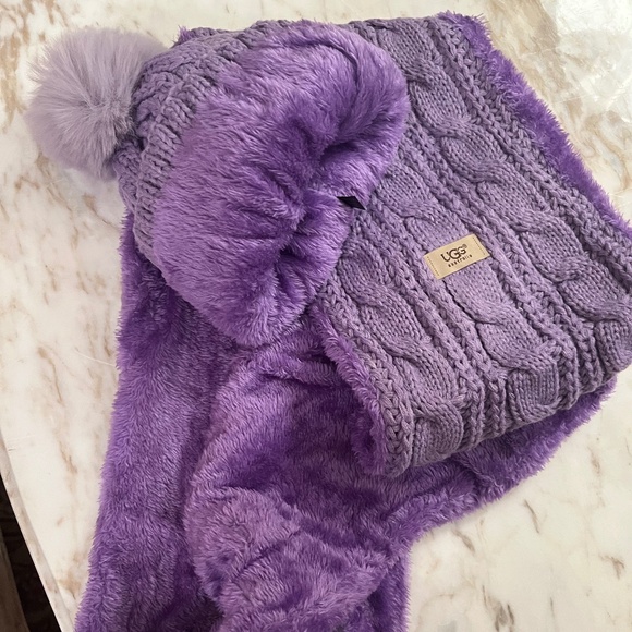UGG Sweather weather Soft Lavender  Pom pom Hat and Infinity Scarf Set NWT - Picture 3 of 4